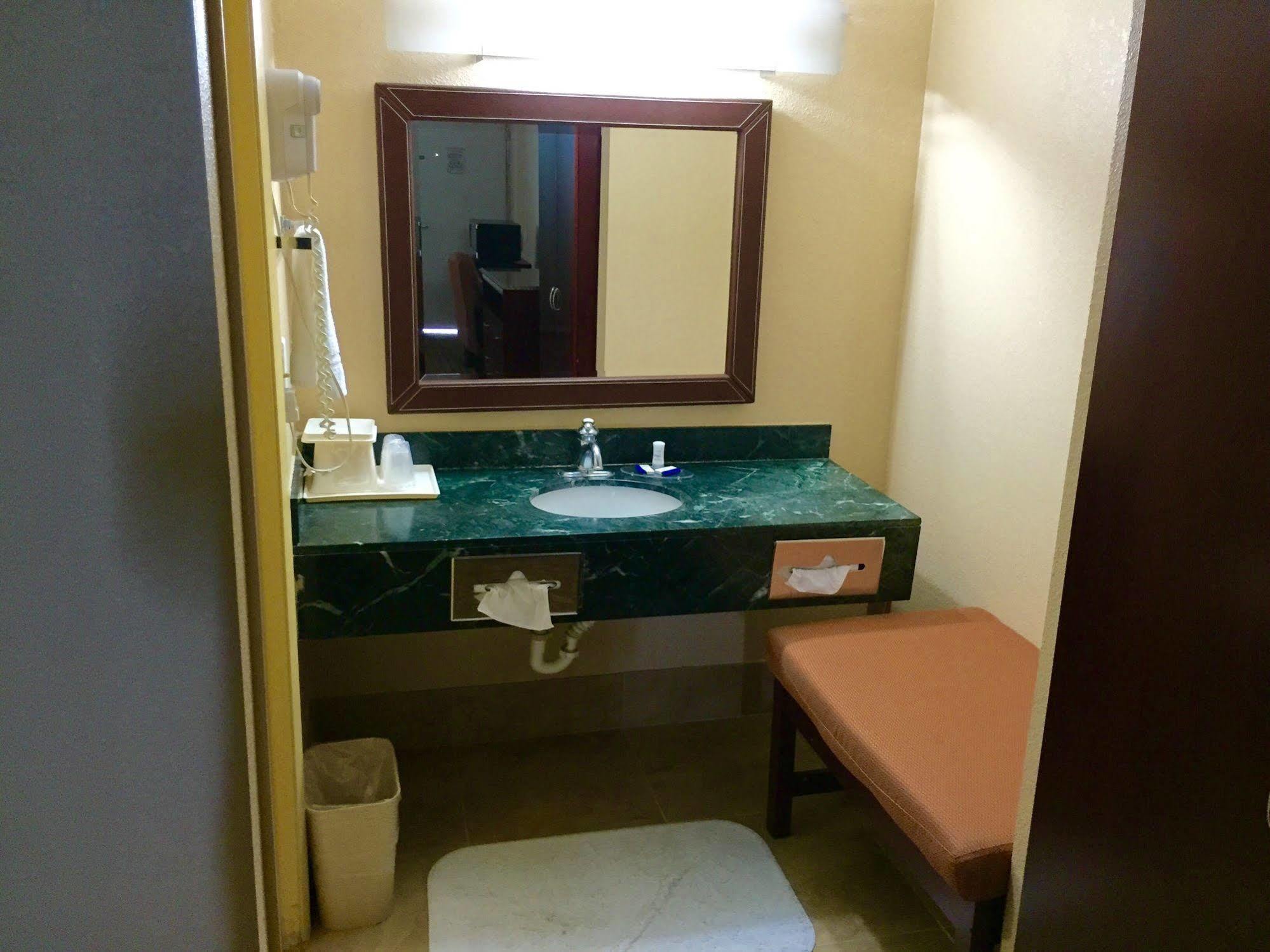 Bushnell Rodeway Inn מראה חיצוני תמונה