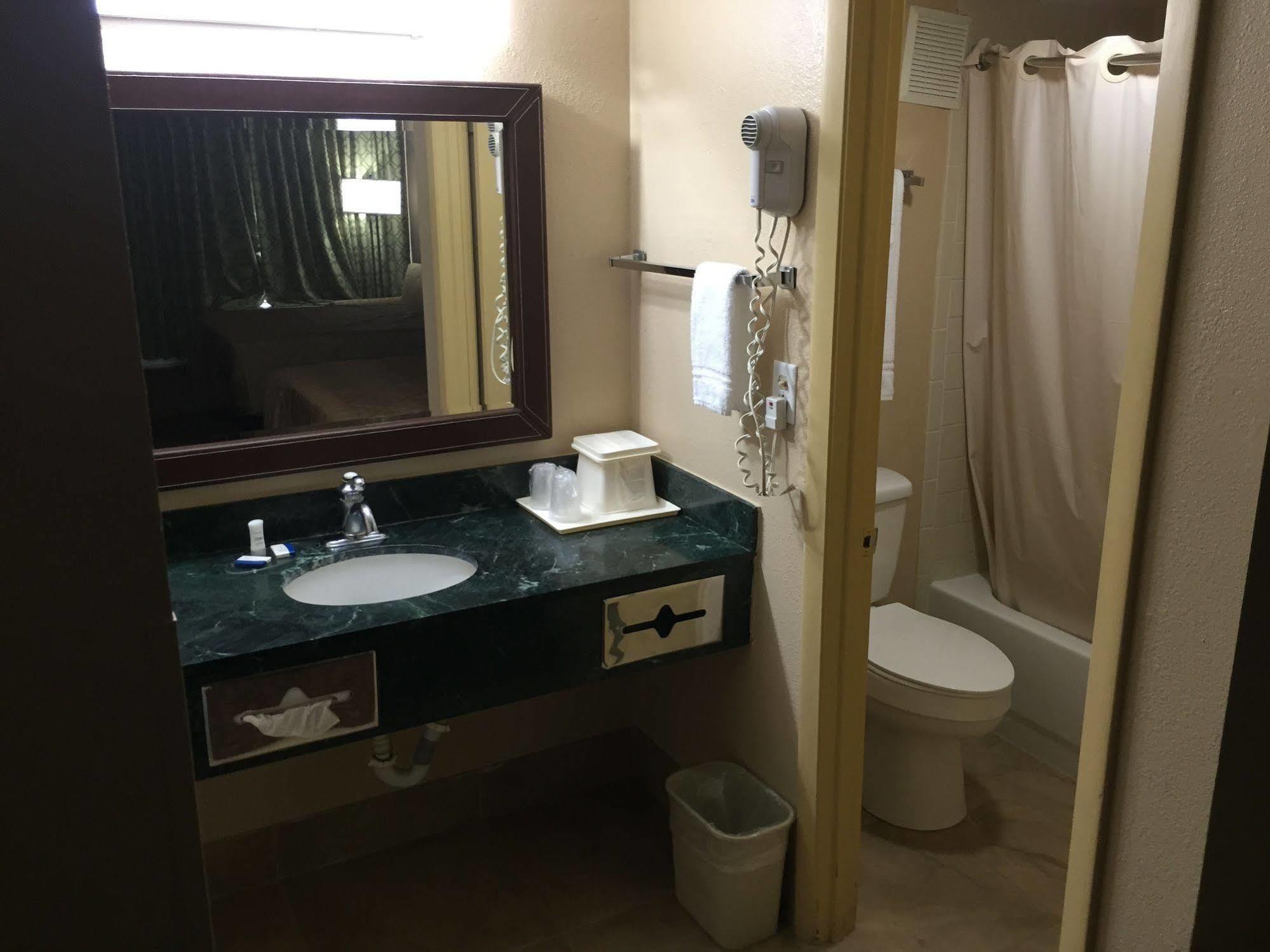 Bushnell Rodeway Inn מראה חיצוני תמונה