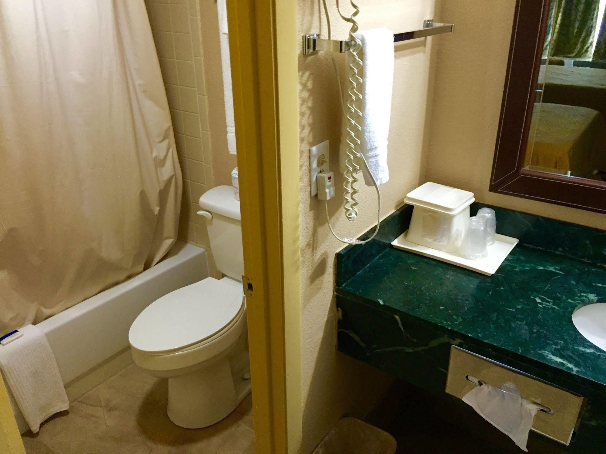 Bushnell Rodeway Inn מראה חיצוני תמונה